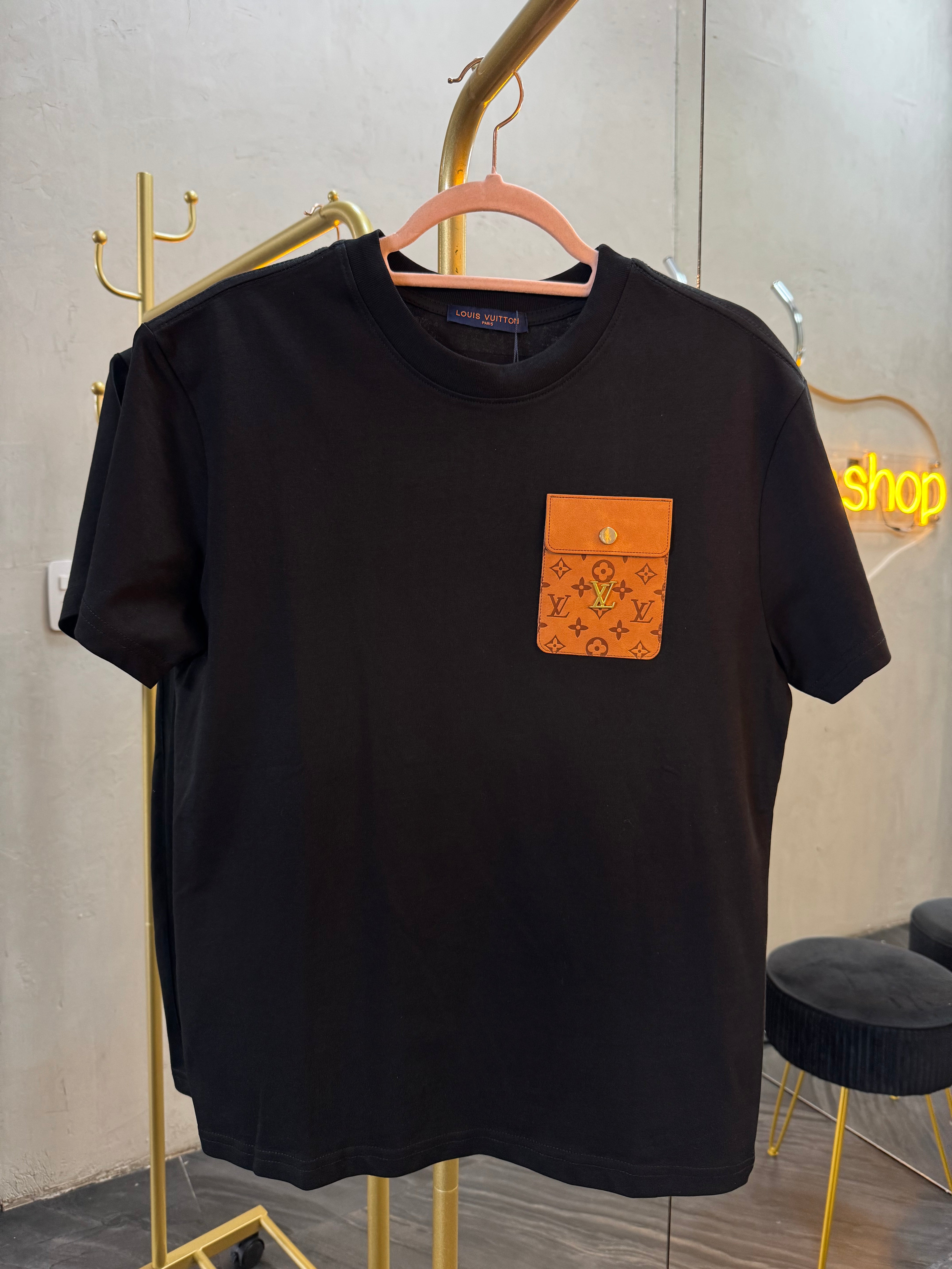 T-SHIRT NEGRA COL LV-2